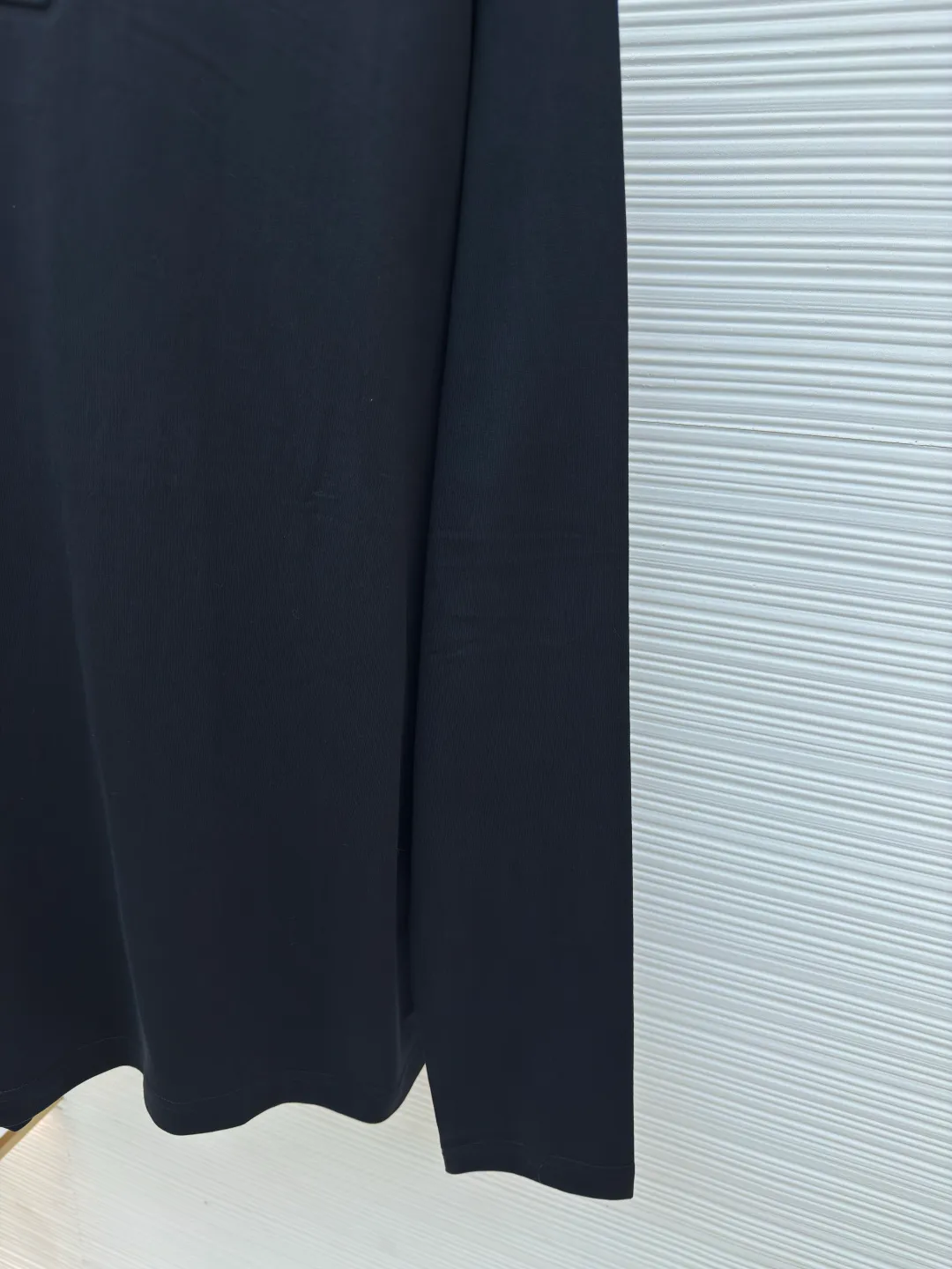 LOUIS VUITTON dark pattern embossed long sleeves ●Authentic product: purchased and developed at 5790 ●Item number: 1680170-A20 ●Fabric: pure cotton fabric ●Technology: embossed production ●Version: fitted version ●Weight: about 285 grams ●Size: XS-S-M-L ●Description: The fabric is made of 40s double-stranded long-staple cotton yarn plain weave dust-etched wool technology, and the finished fabric is passed through a mercerizing machine to increase the gloss of the fabric. It is matched with 32s double-stranded cotton cover silk cylindrical open-width rib front panel for stamping and filling process. After low-temperature stamping, the inside is filled with 3.5-mile thick sponge. The sponge is cut by laser burning to create the pattern. The bottom surface is directly sealed with low-temperature hot melt glue at 80°C through an integrated operation. The bottom material is machine washable. The overall routing is straight and delicate, the fabric is comfortable and soft, the color is consistent and there is no color difference, it can be matched with the same style to create a fashionable look, and can be used in various occasions, customized accessories, complete with three standards, the same style for men and women!